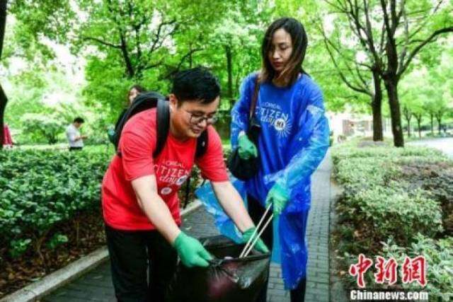 ↑资料图：2019年6月， 青年志愿者们在上海参加“环保跑拾活动”，身体力行宣传垃圾分类知识。 申海 摄
