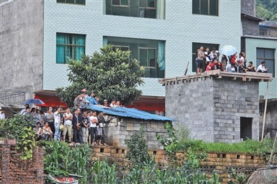 当地村民关注滑坡救援现场。新京报记者 王嘉宁 摄