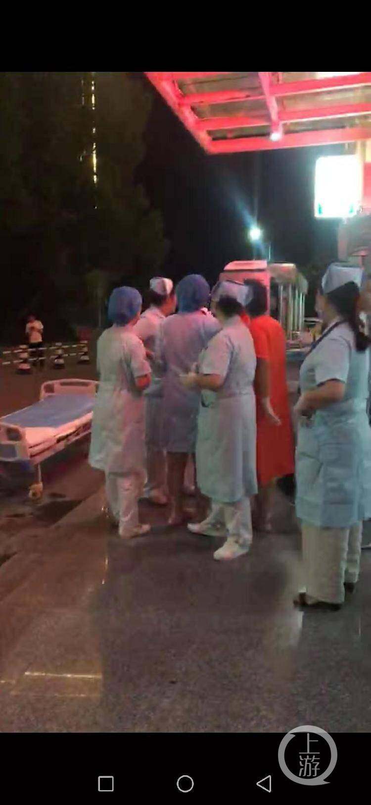 鹤峰当地医护人员在等待获救伤员。
