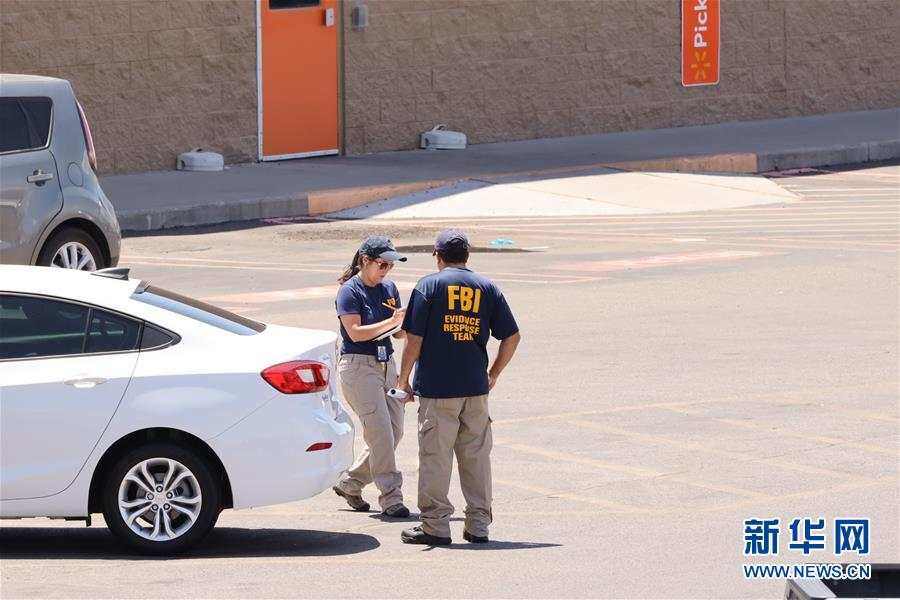 8月4日，在美国得克萨斯州西部埃尔帕索市，美国联邦调查局探员在枪击案现场调查取证。 美国得克萨斯州西部埃尔帕索市3日发生一起严重枪击事件，警方证实目前已造成20人死亡、20多人受伤。